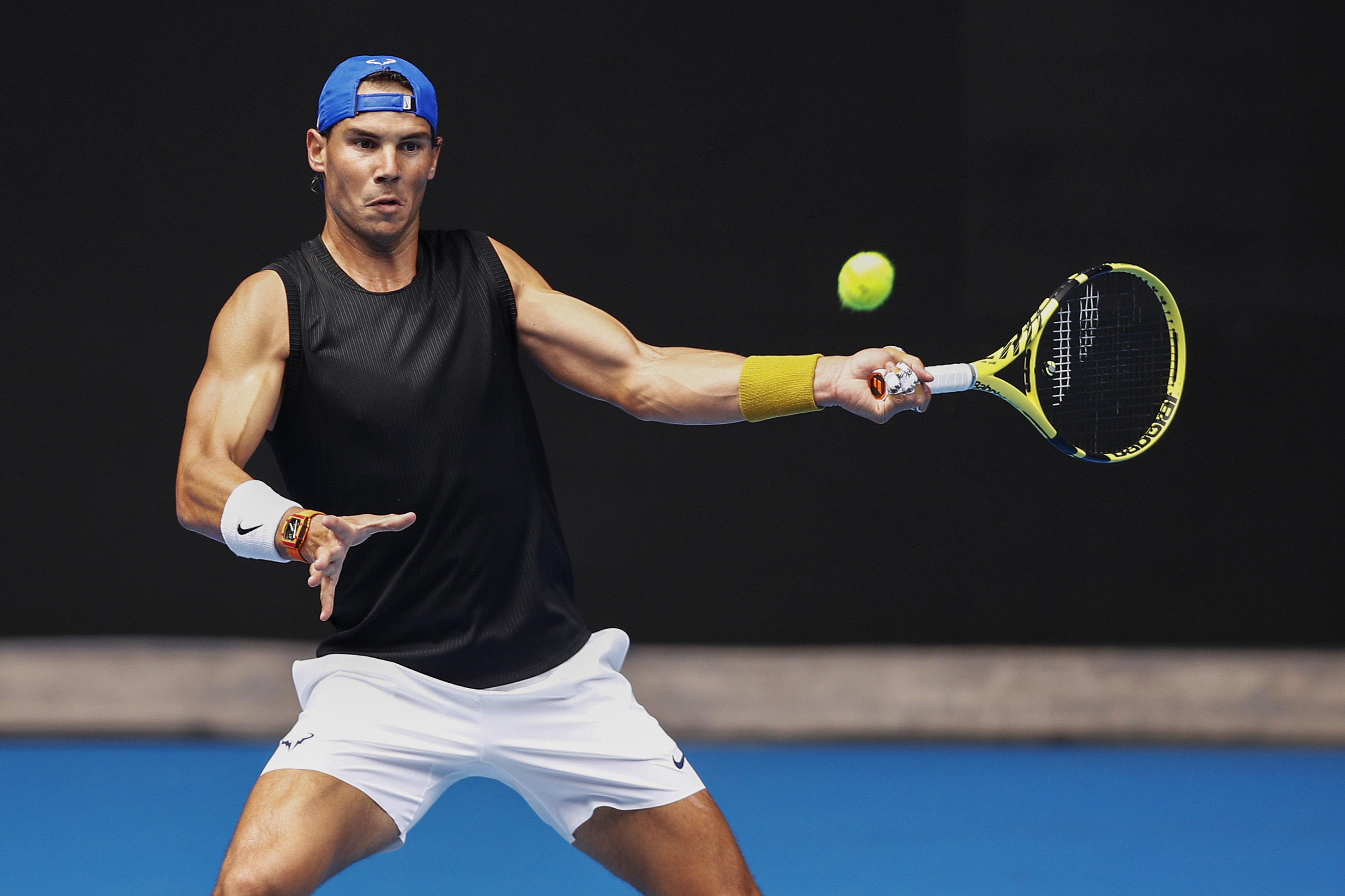 包含澳大利亚网球队险胜西班牙网球队，纳达尔完成帽子戏法的词条