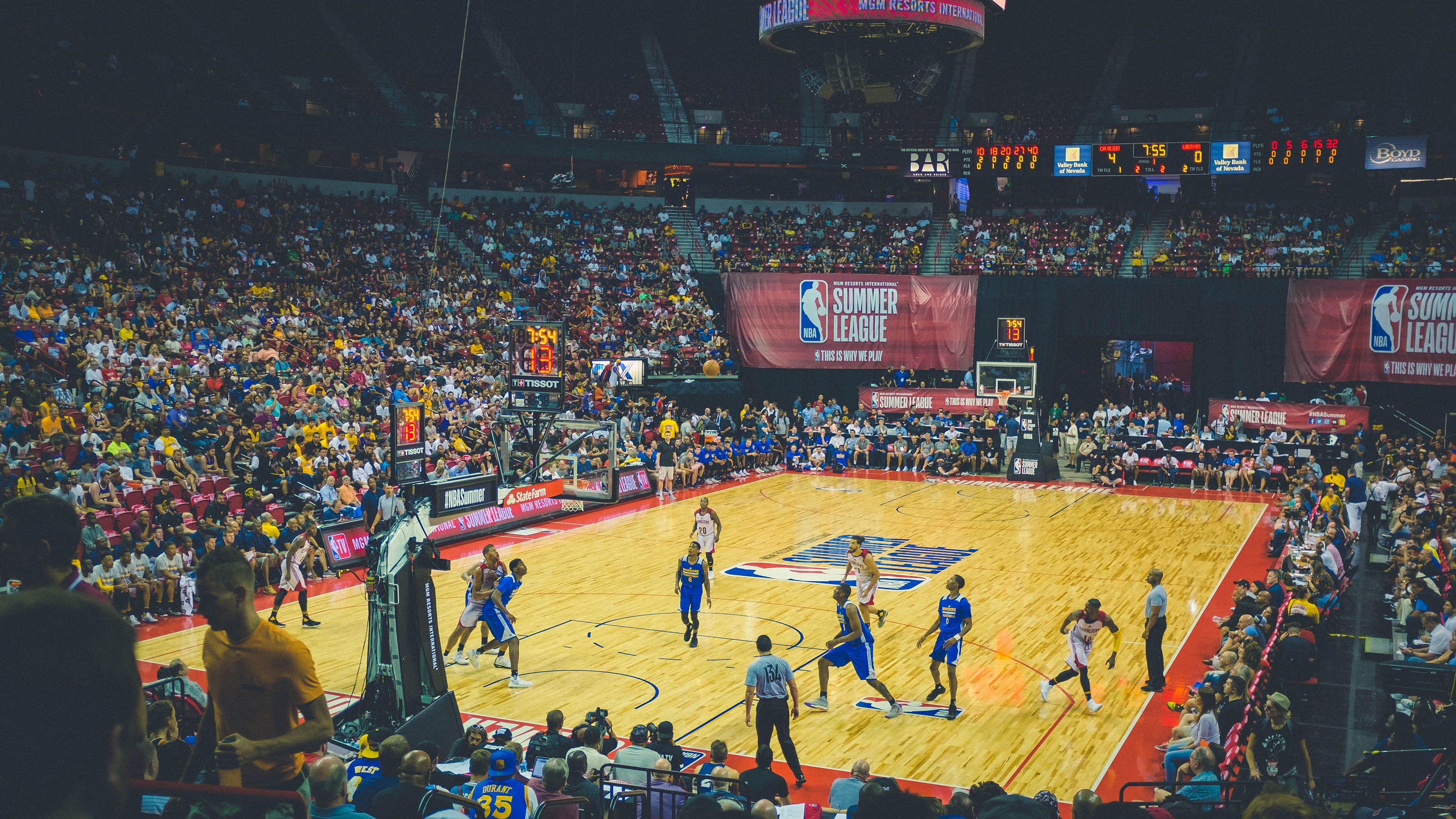 世界排名争夺战焦点战，深圳队稳稳拿下森林狼